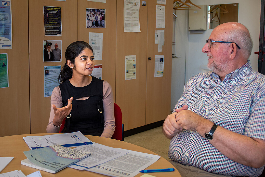 Dr. Stephy Jose und Prof. Dr. Hartmut Löwen im Gespräch im Büro des Instituts für Theoretische Physik II.