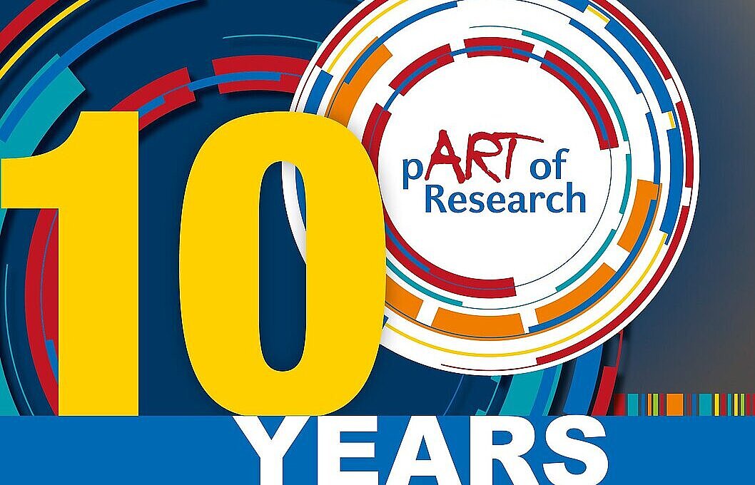 eine gelbe Zahl 10 vor einem bunten Hintergrund