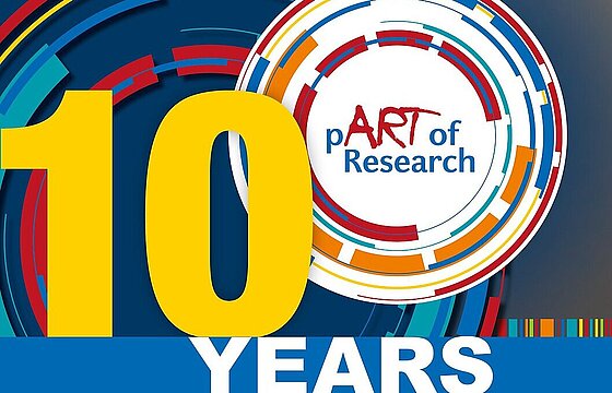 eine gelbe Zahl 10 vor einem bunten Hintergrund