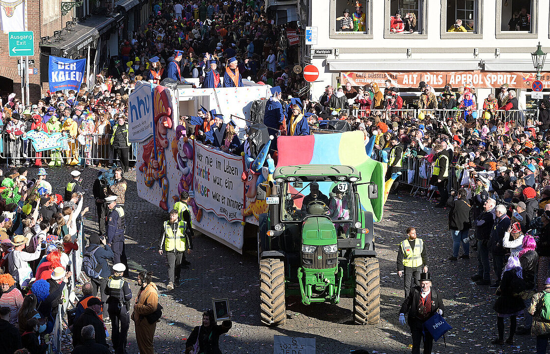 Fernsicht auf den Wagen und Zugtraktor der HHU bei der Einfahrt auf den Rathausplatz