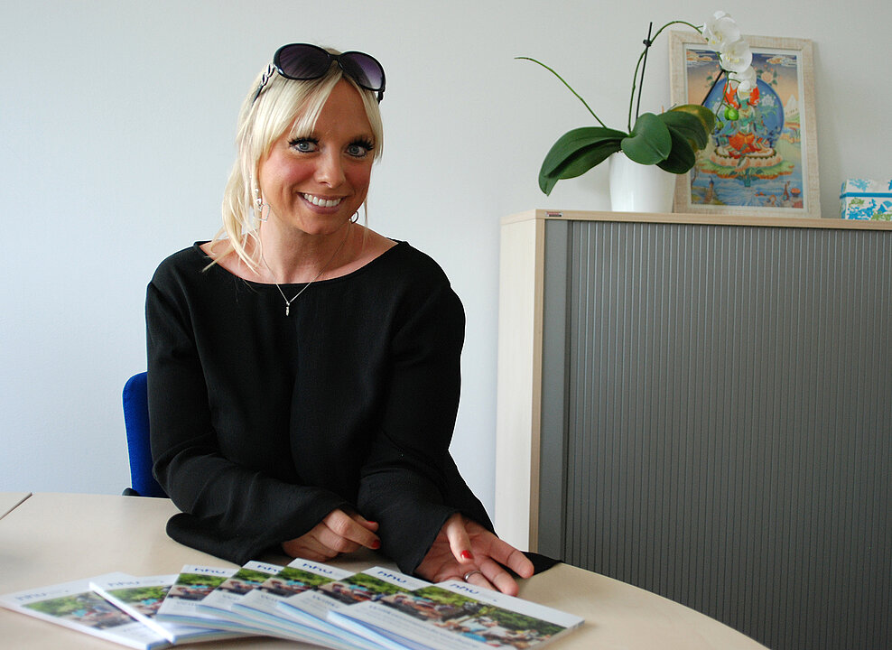 Yvonne Nollmann mit der Willkommensbroschüre