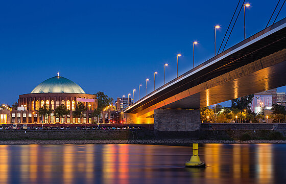 Die Tonhalle vom gegenüberliegenden Rheinufer aus aufgenommen.