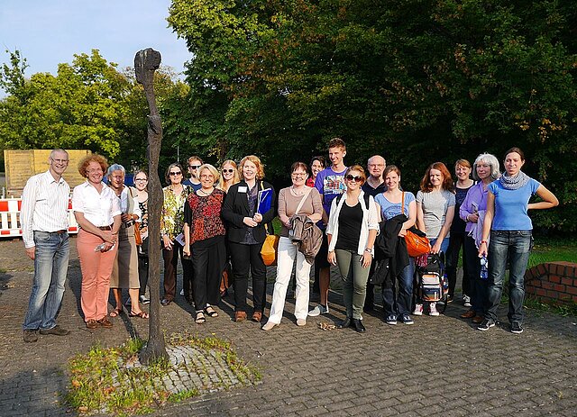 Michael Irmer, Jüngling, 1992. Im Hintergrund: Das Alumni-Netzwerk der HHU beim Campus-Kunst Rundgang