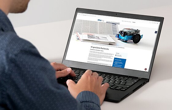 Eine Person am Laptop