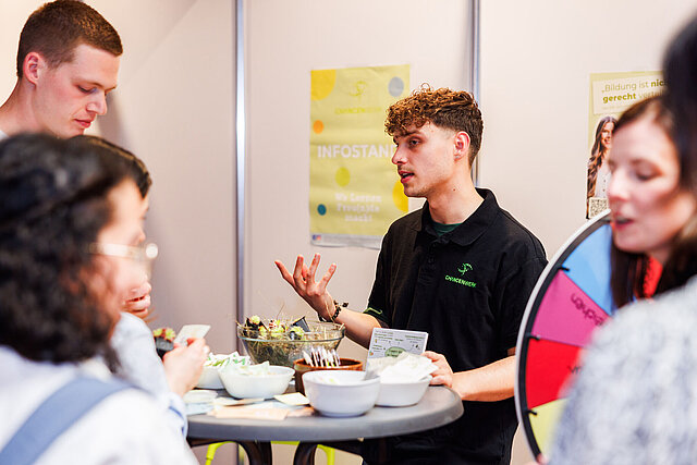 Beratungsszene am Messestand von Chancenwerk