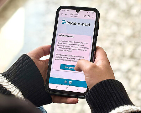 Foto eines Bildschirms, auf dem der lokal-o-mat zu sehen ist