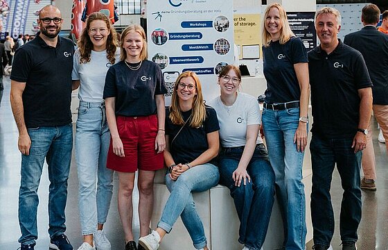 Team des CEDUS im Ausstellungsgelände, stehend und sitzend als Gruppe