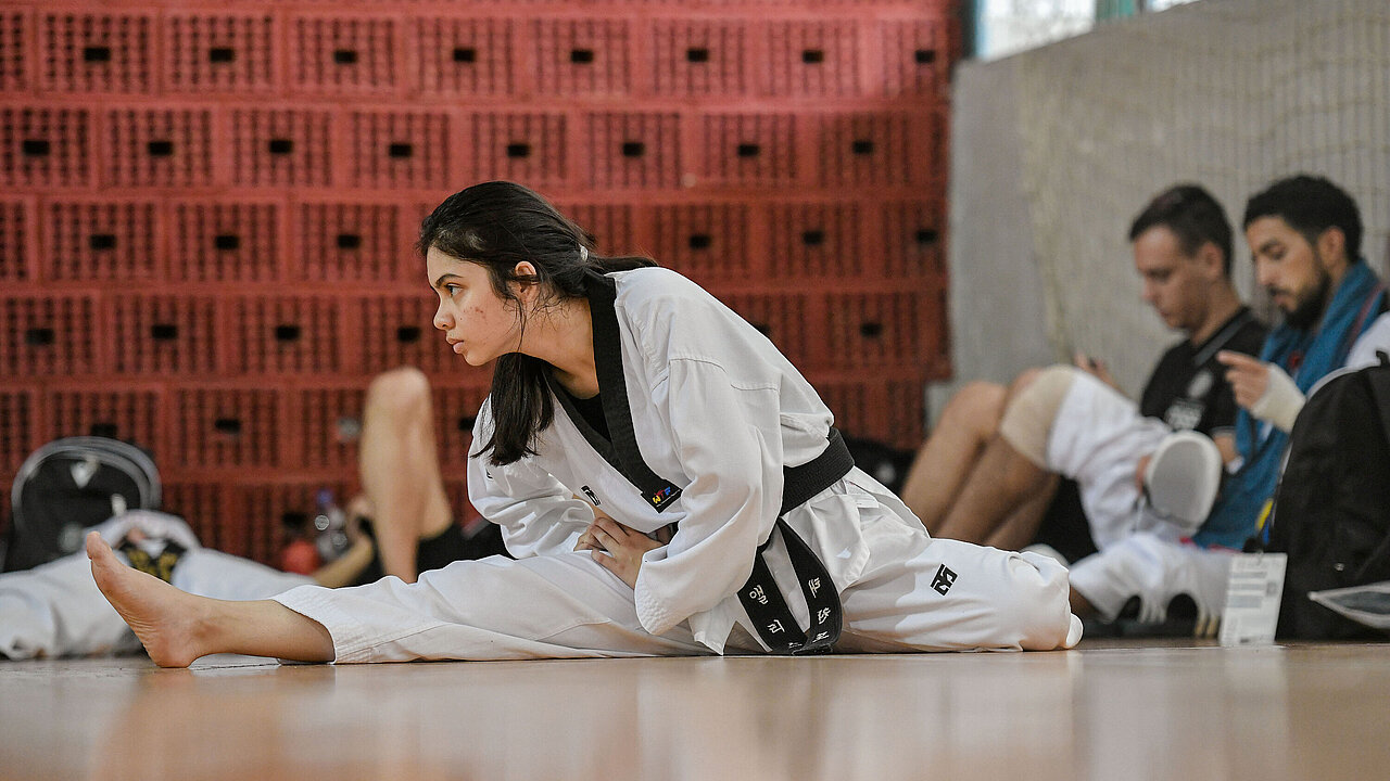 Sportlerin in weißem Anzug