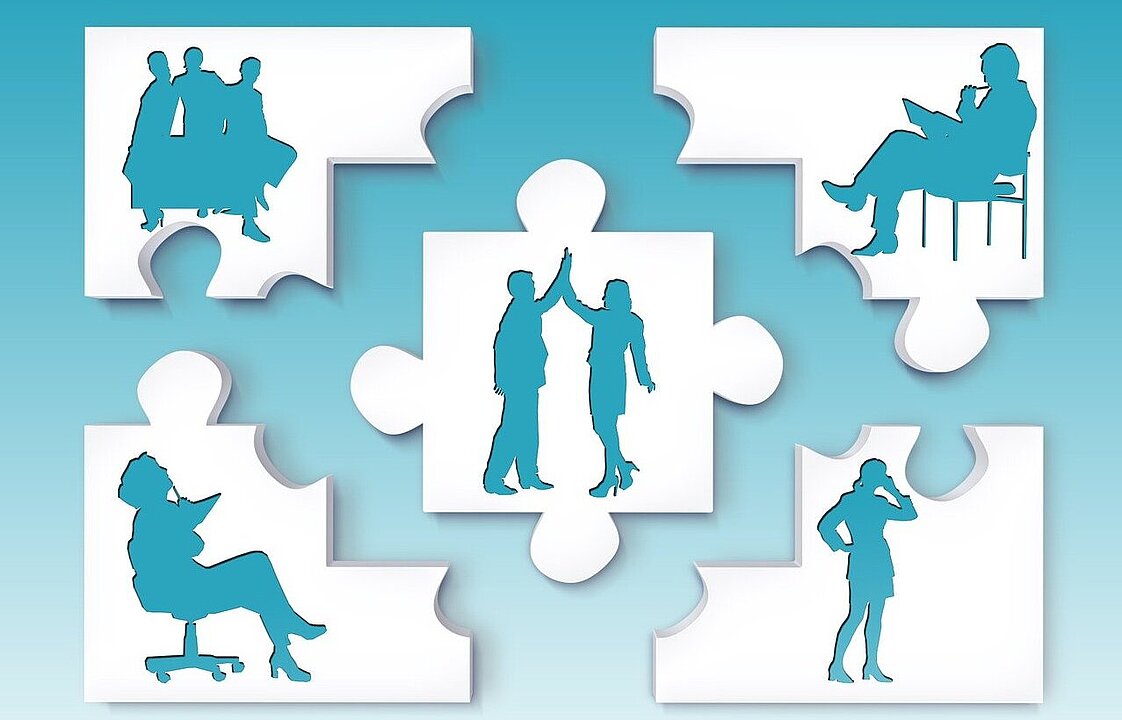 Mehrere Silhouetten von Menschen in Puzzleteilen