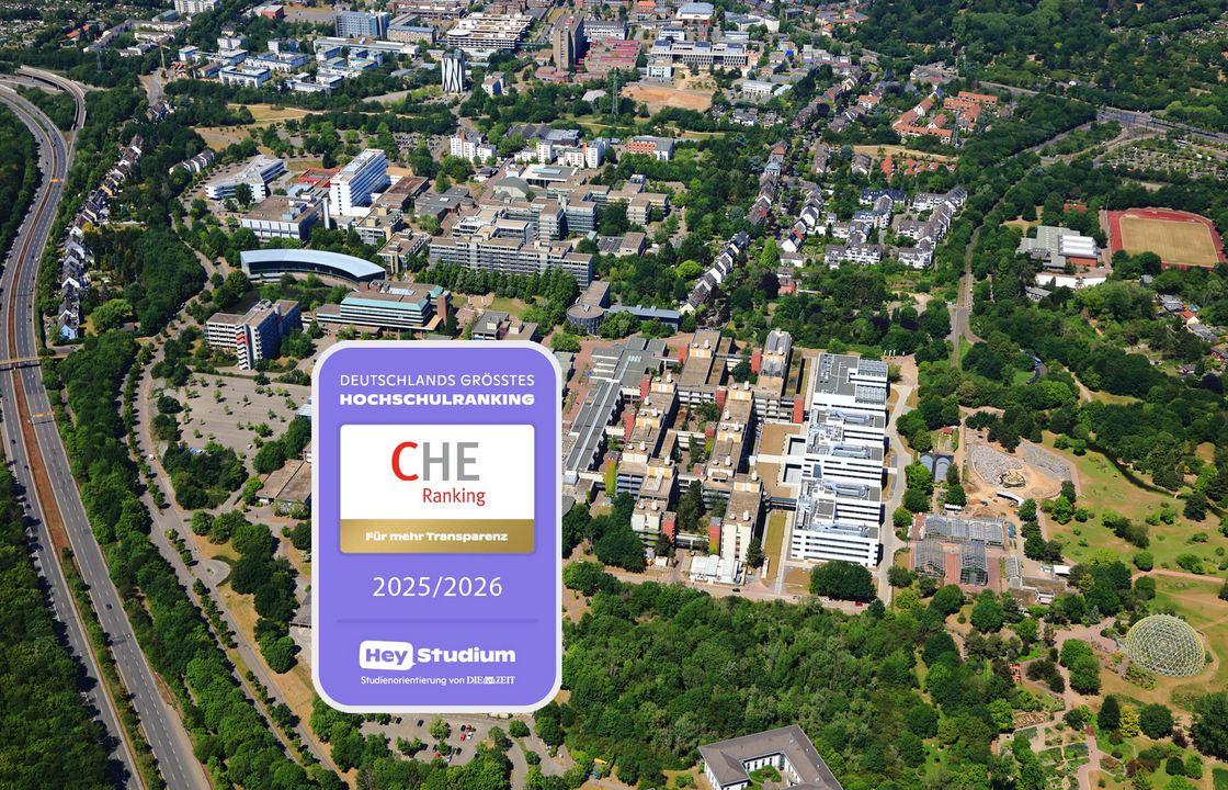 Luftbild vom Campus. Im Bild ist das Logo bzw. die Plakette des CHE-Rankings eingefügt.