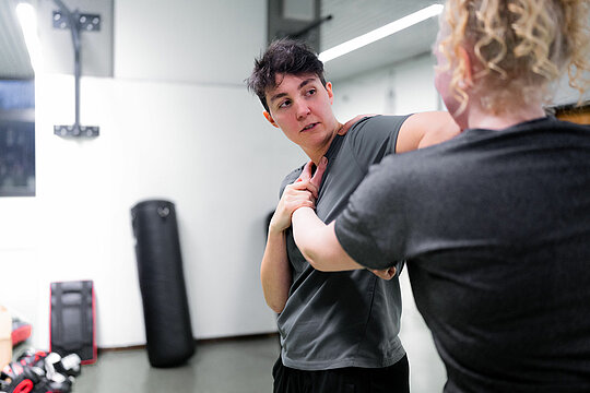 Zwei Personen im Nahkampf