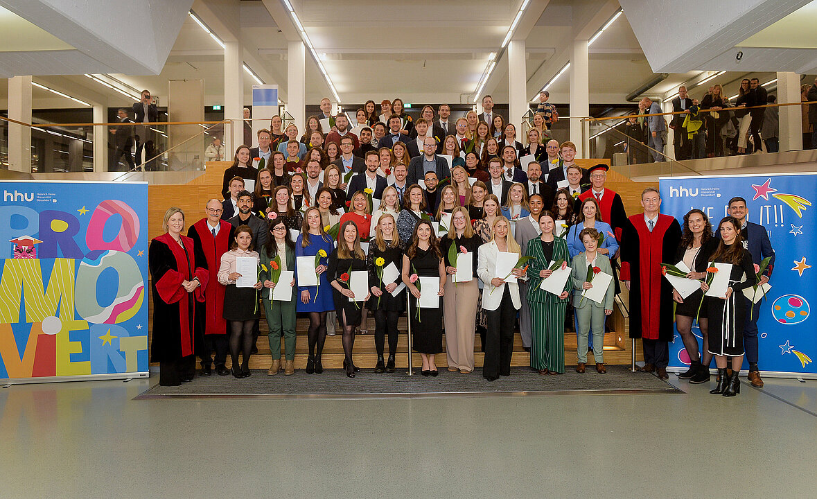 Ein Gruppenfoto aller Promovend:innen auf einer Treppe.