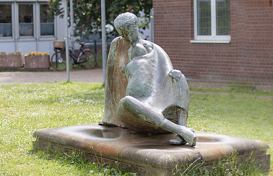 Eine von vielen Skulpturen der Künstlerin Marianne Kiesselbach auf dem Campus der HHU 