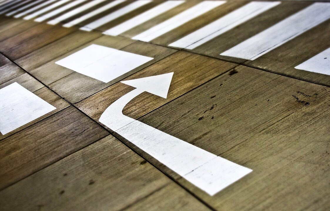 Ein Pfeil auf dem Boden und weitere Straßenmarkierungen