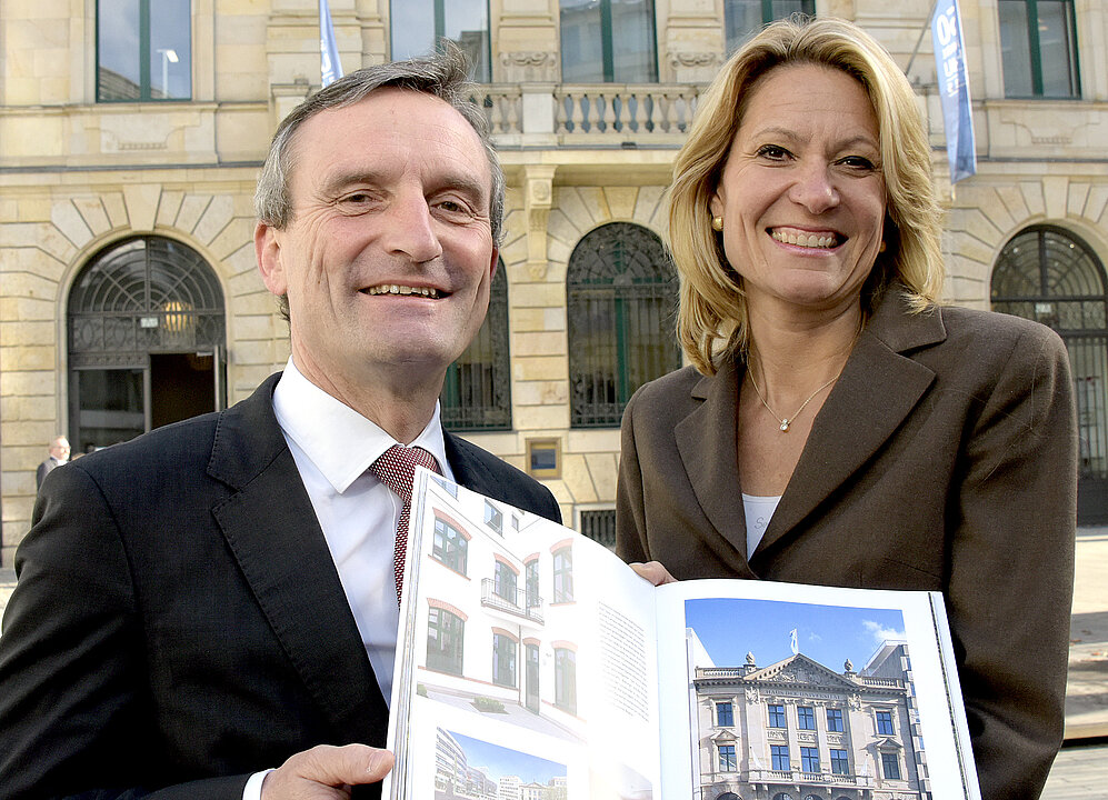 Stellten den neuen Bildband zu Düsseldorf und seiner Universität vor: Düsseldorfs Oberbürgermeister Thomas Geisel und Rektorin Anja Steinbeck. (Bild: Wilfried Meyer)