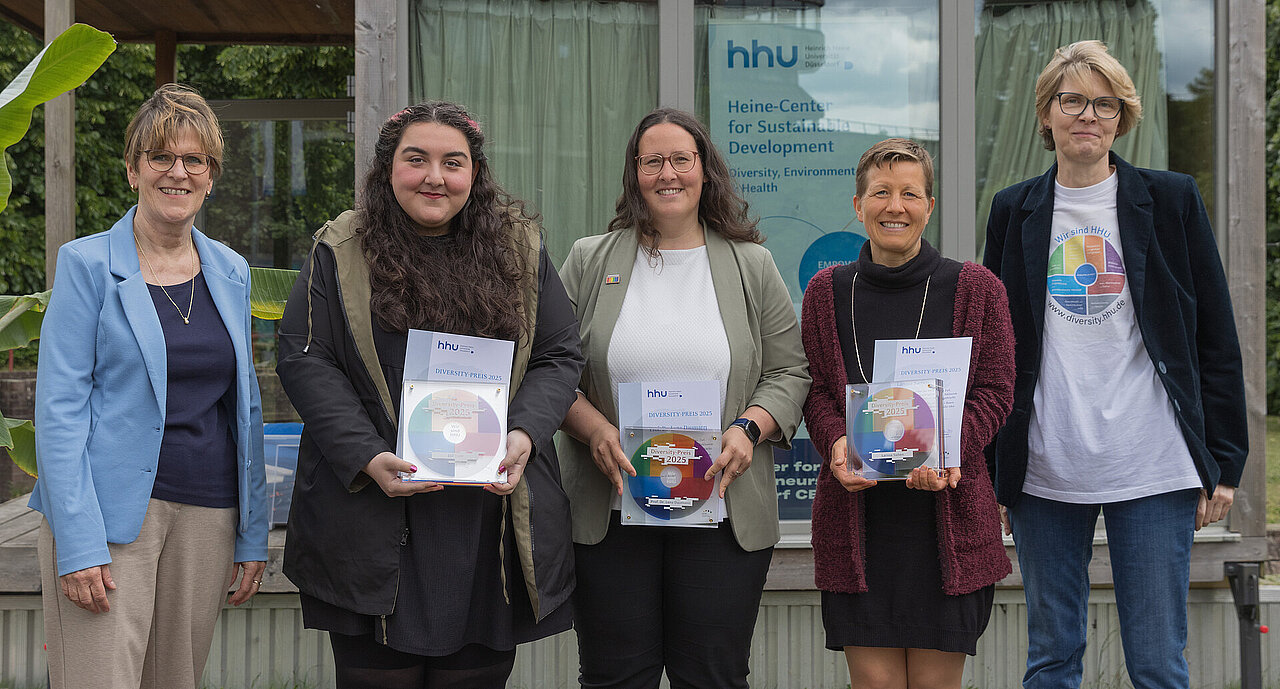 Gruppenfoto: Prorektorin Prof. Dr. Heidrun Dorgeloh, Elif Benli, Prof. Dr. Lena Daumann, Larissa Sieben und Dr. Inge Krümpelbeck