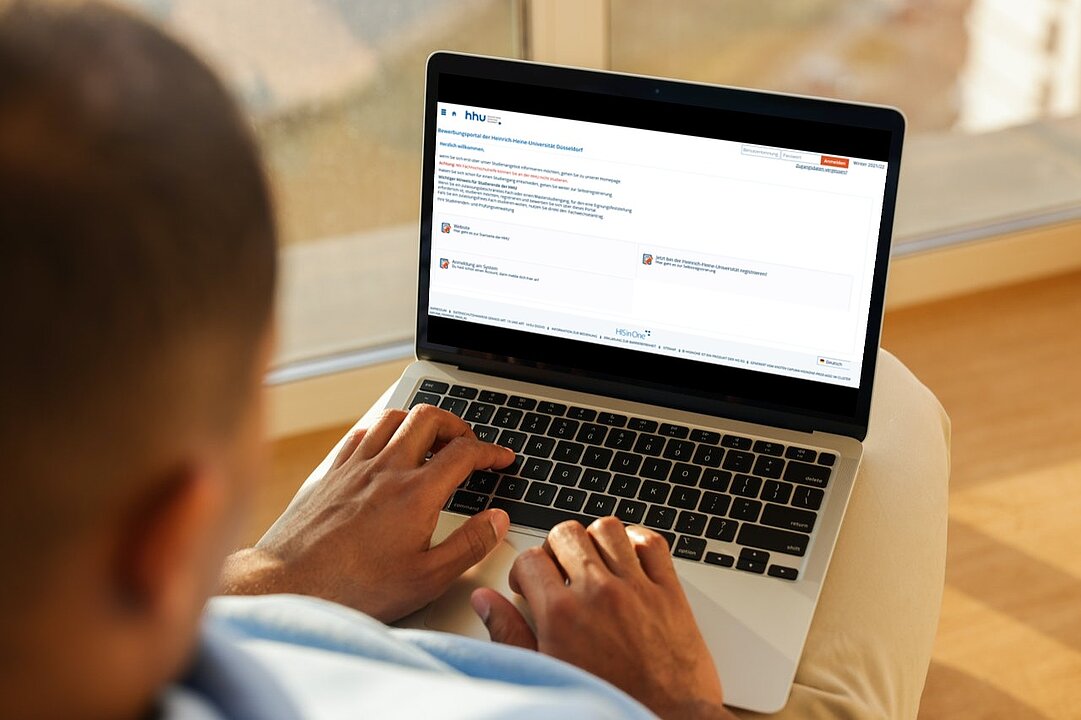 Blick über die Schulter eines Menschen auf Laptop mit HISinOne