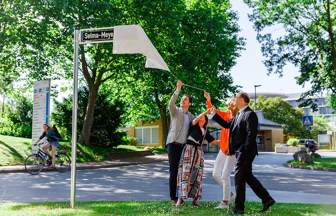 Enthüllung des Straßenschildes