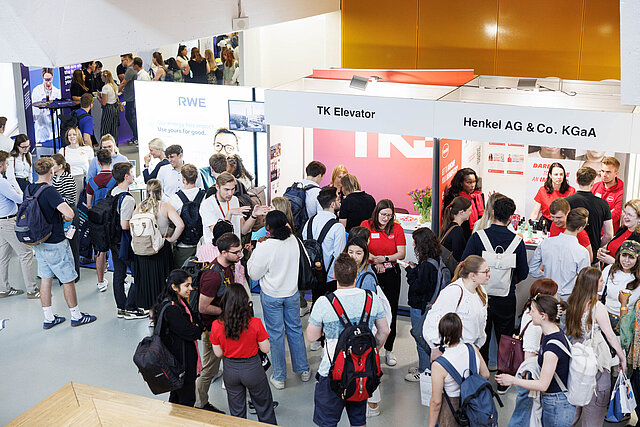 Messestände im Gebäude 23.01