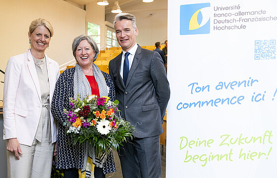 Eva Martha Eckkrammer und Philippe Gréciano gratulieren Andrea von Hülsen-Esch zum Wahlsieg