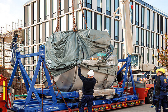 Der Schwerlasttransporter mit dem neuen 7-Tesla-MRT kommt am Forschungsgebäude CARDDIAB an.