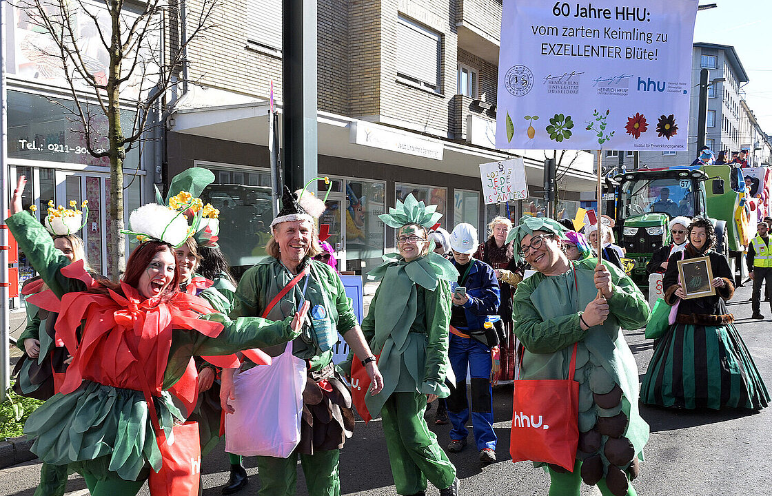 Ein Teil der Fußgruppe ist als Pflanzen und Blüten verkleidet