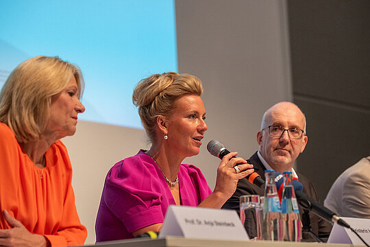 Foto Rektorin Steinbeck, Ministerin Brandes und Poltikwissenschaftler Marschall