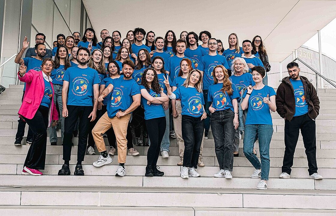 Eine Gruppe steht auf einer großen Treppe