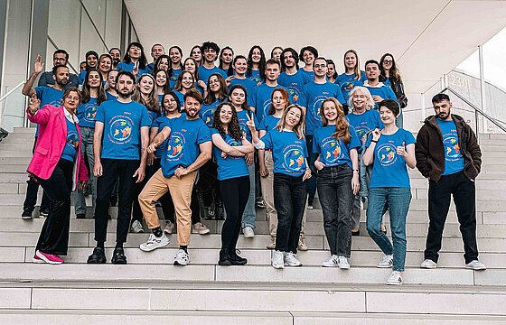 Eine Gruppe steht auf einer großen Treppe