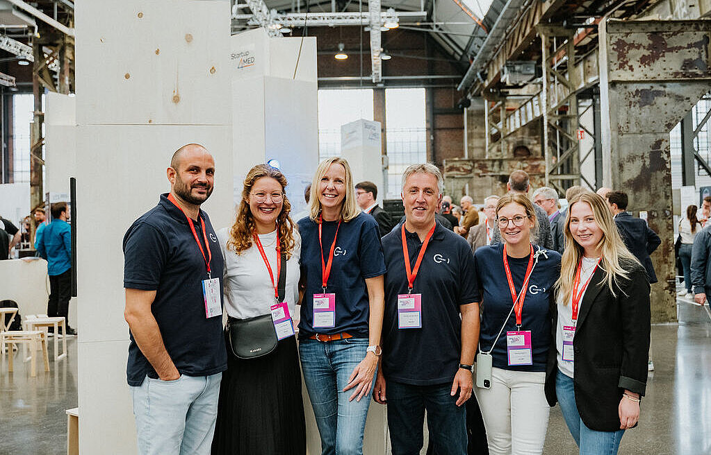 Sechs Menschen auf einer Messe