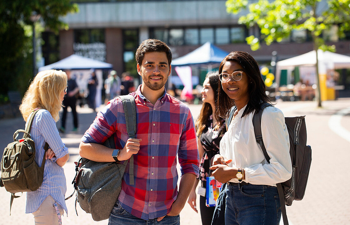 Gruppe von jungen Studierenden auf dem Campus