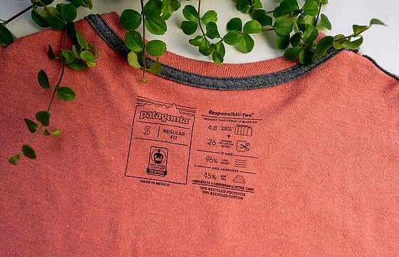 Roter Pullover mit Nachhaltigkeitsnachweis als Etikett