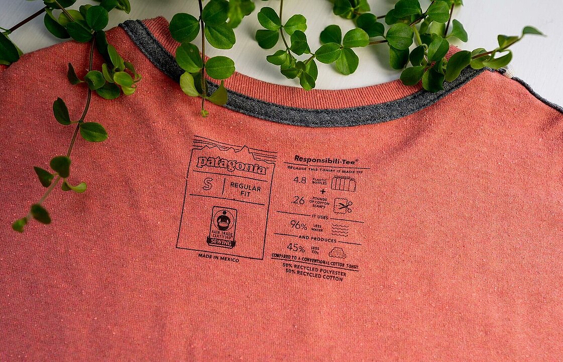 Roter Pullover mit Nachhaltigkeitsnachweis als Etikett