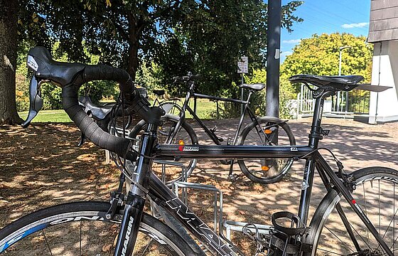 Mehrere Fahrräder am HHU-Campus