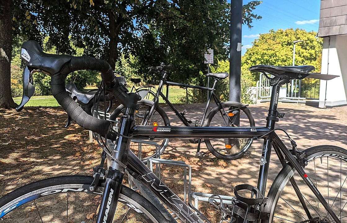 Mehrere Fahrräder am HHU-Campus