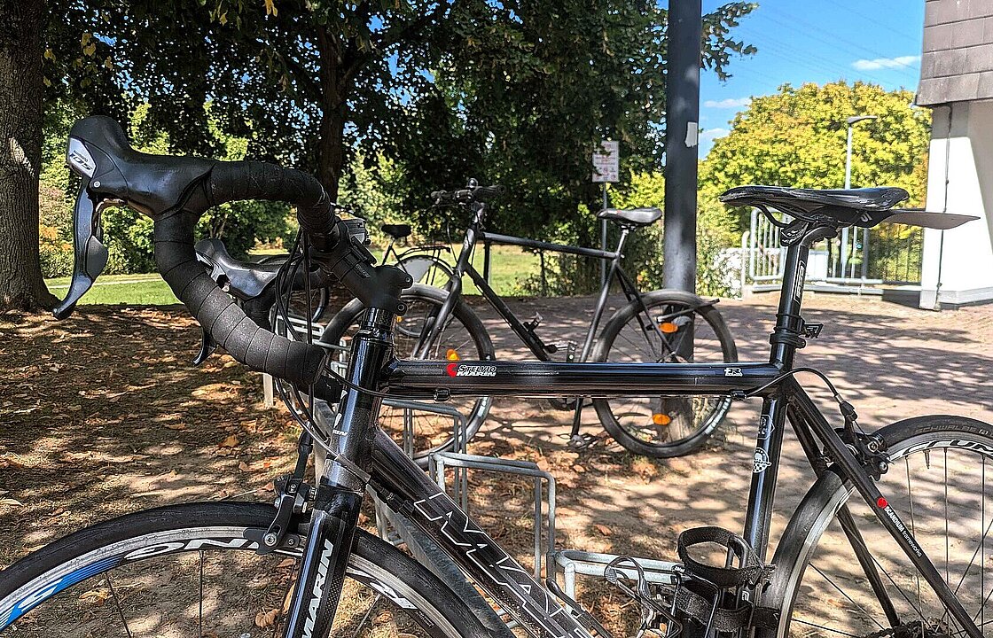 Mehrere Fahrräder am HHU-Campus