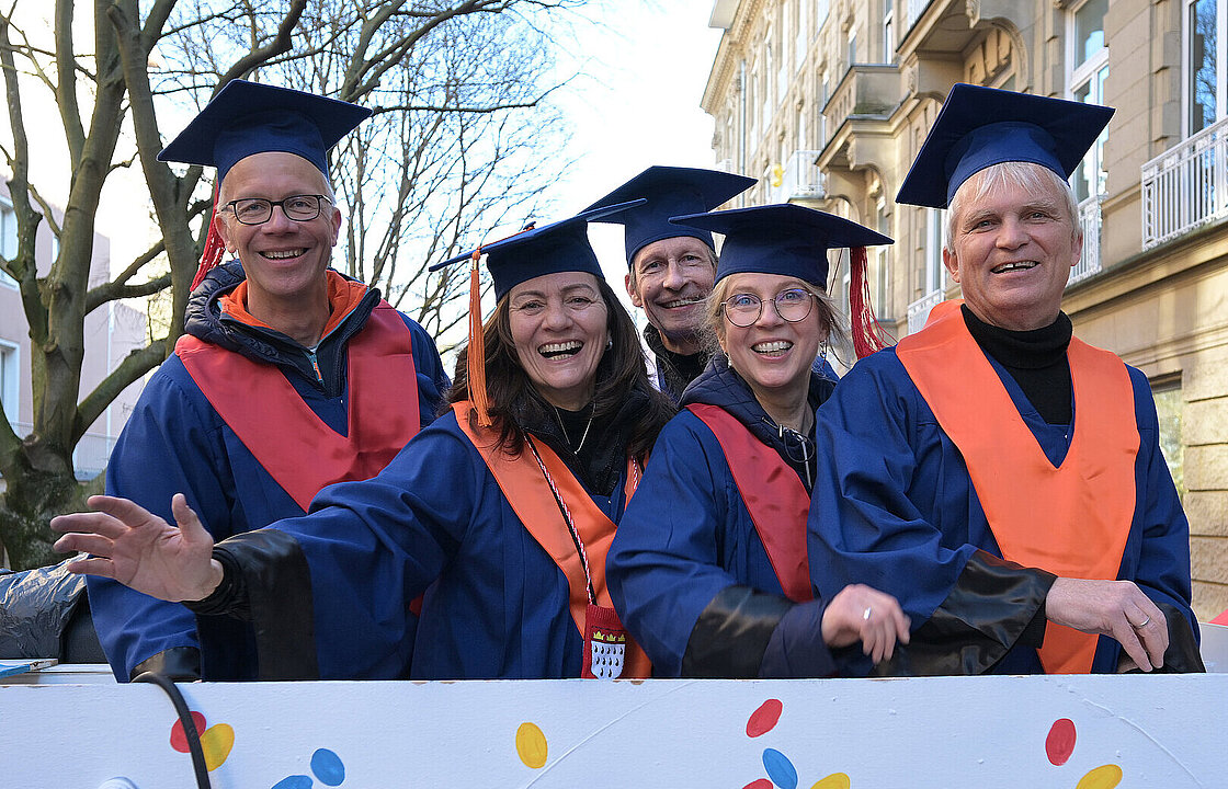 Dekan:innen und Prorektor lächeln in die Kamera