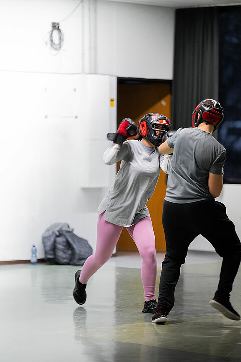 Person greift eine andere an