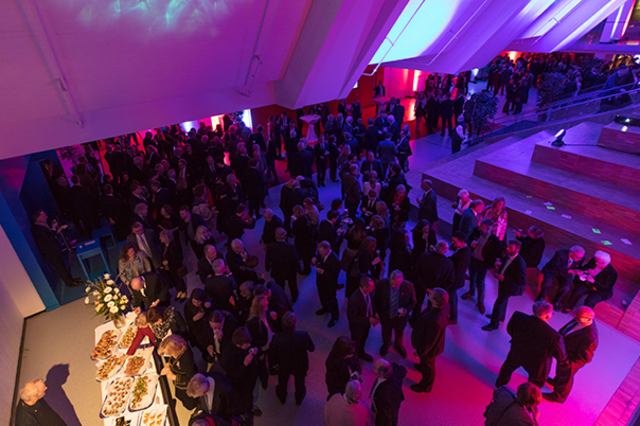 simmungsvolle Beleuchtung im Foyer Gebädue 23.01 zum Neujahrsempfang