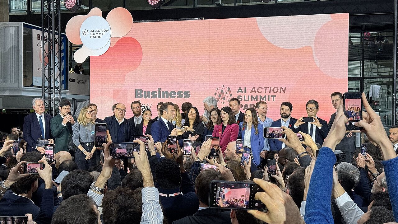 Staatspräsident Emmanuel Macron beim Business Day des AI Action Summit in Paris im Kreis von französischen Tech-Unternehmern
