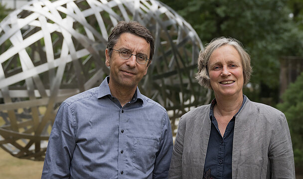 Portraitfoto von Prof. Egger und Prof. Bruss auf dem Campus der HHU