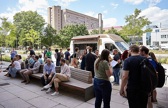 Personen stehen um einen Eiswagen