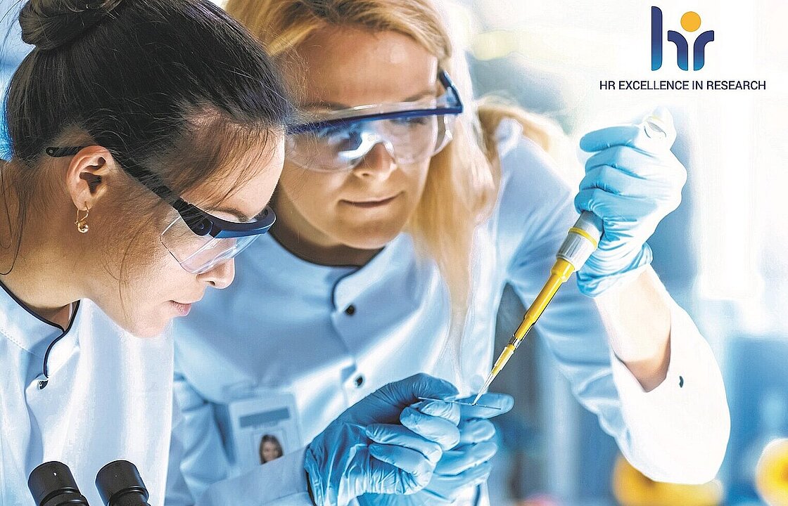 Zwei Forschende im Labor