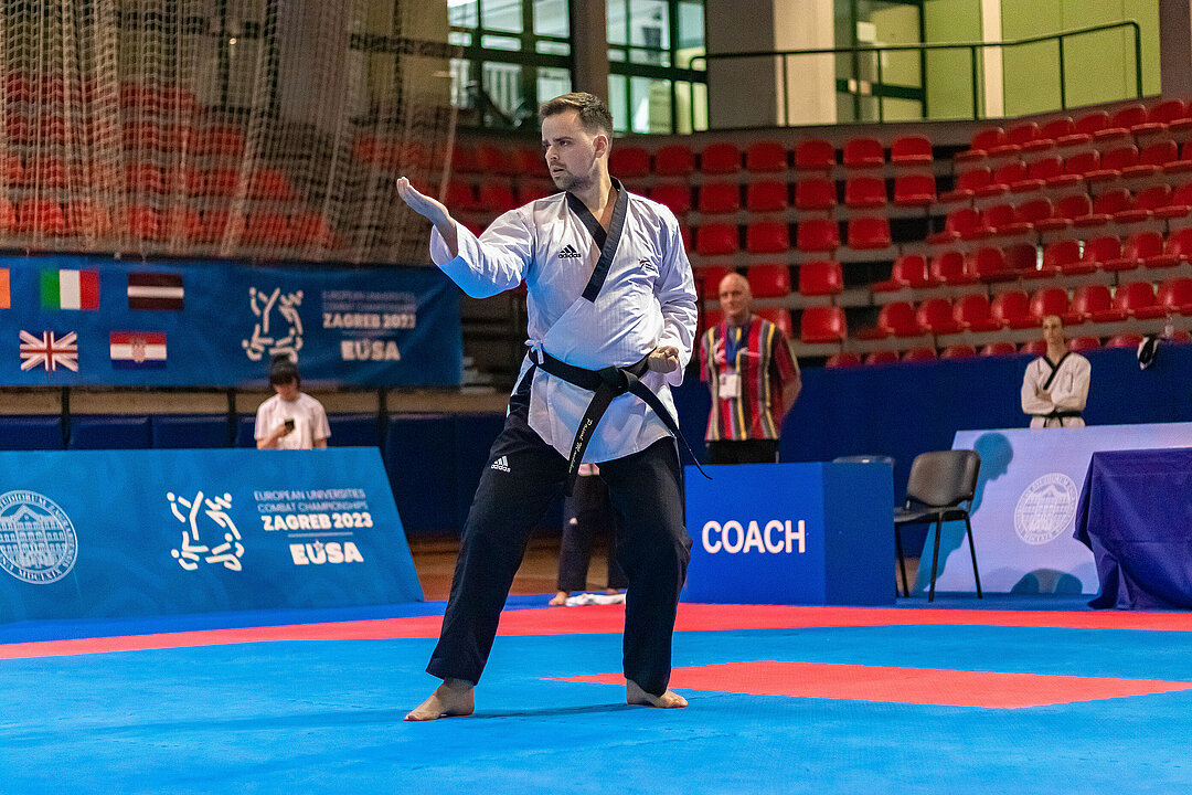 Person in weißem Kampfanzug