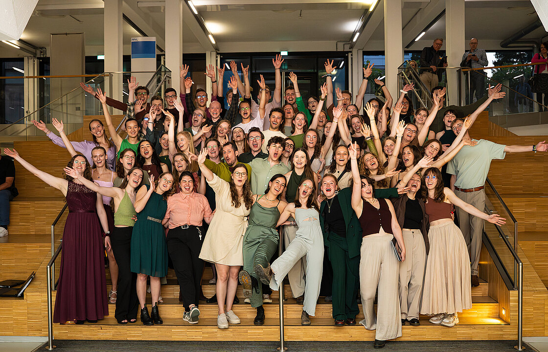Der Medizinerchor der HHU posiert für ein Gruppenfoto.