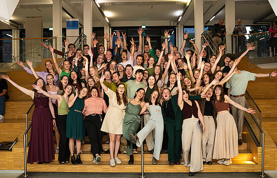 Der Medizinerchor der HHU posiert für ein Gruppenfoto.