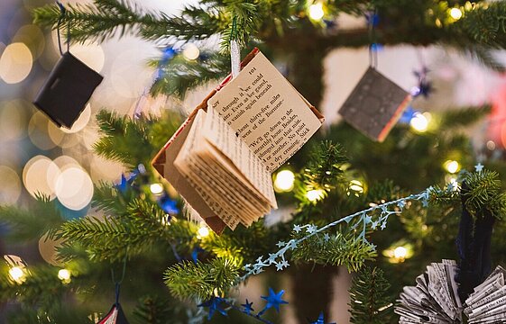 Tannenzweige mit Buchschmuck