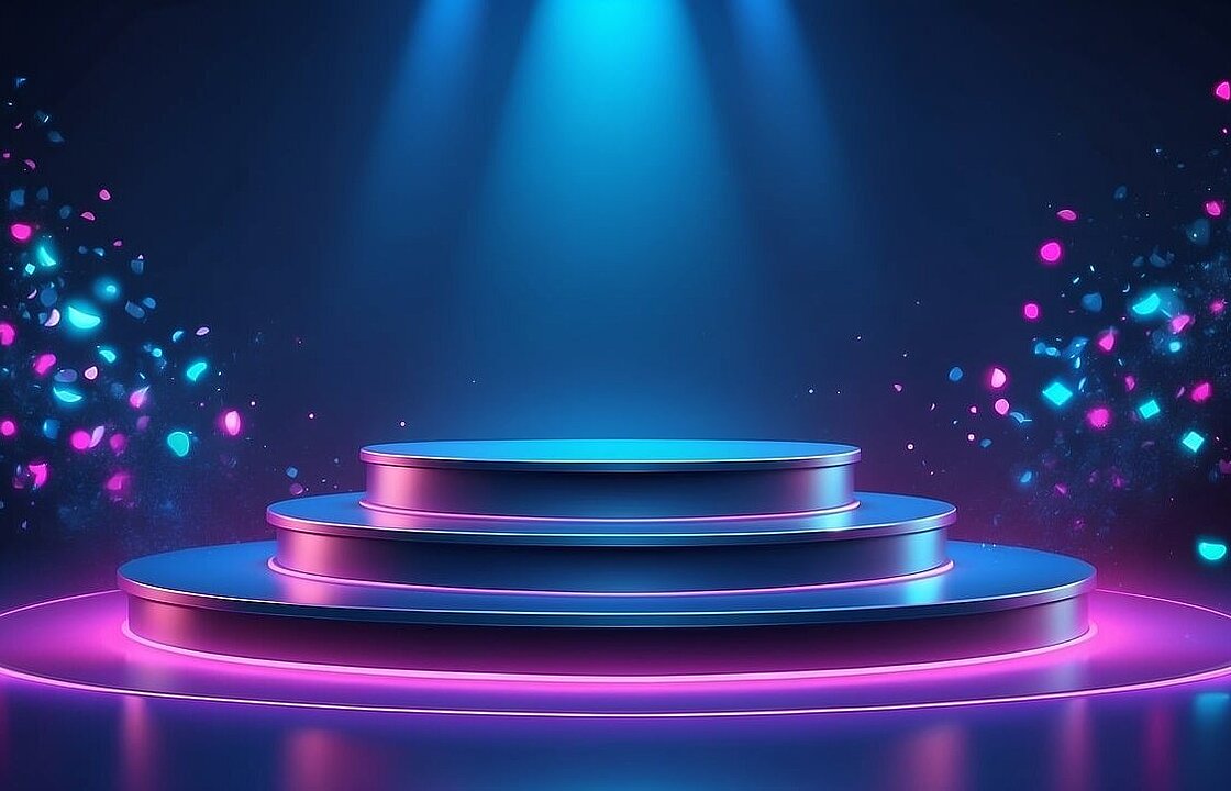 Beleuchtete Stufen, ein Podest, blau und violett angestrahlt