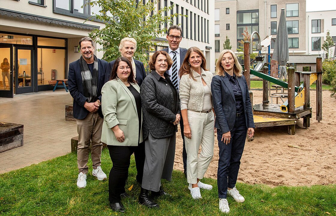 Gruppenfoto (siehe Bildunterschrift)