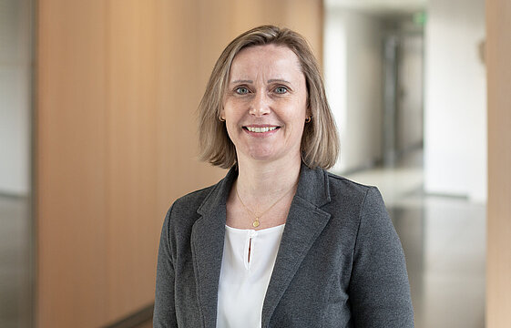 Rabea Wagstaff vor einer Holzwand